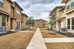 Une passerelle à travers un quartier avec des bâtiments dans l'établissement Upscale and Modern Austin Townhome with Pool Access!, à Austin