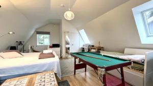 JärnaDR ÅSA Rooms in Kallfors, Järna, south Stockholm, near Golf, Ytterjärna Concerts & the Baltic Sea Beach的一间卧室配有一张床和一张台球桌