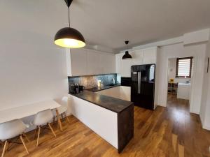 Kuchyňa alebo kuchynka v ubytovaní Apartament Reformacka + 7 fotografií