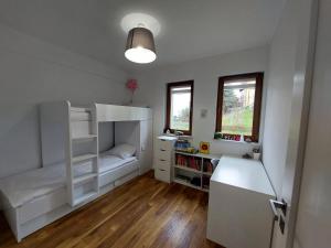 sypialnia z łóżkiem piętrowym i biurkiem w obiekcie Apartament Reformacka w Wieliczce