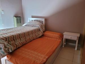 Dormitorio pequeño con cama y mesa en Duplex Patagonia y Mar en Playa Unión