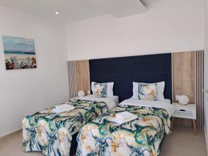 two beds sitting next to each other in a room at Accent Garden in Deva