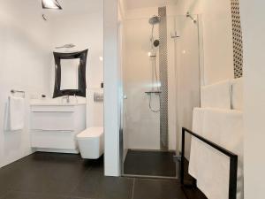 W łazience znajduje się prysznic, toaleta i umywalka. w obiekcie Apartament Reformacka w Wieliczce