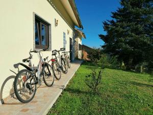 un grupo de bicicletas estacionadas al lado de una casa en Private Pool & House - Serenity Villa, en Ansião