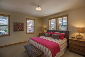 Katil atau katil-katil dalam bilik di LakeView Landing #16 with Carriage House +28 gambar