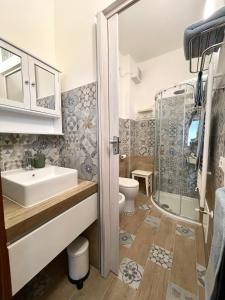 bagno con doccia, lavandino e servizi igienici di Mono Arnaldo a Brescia