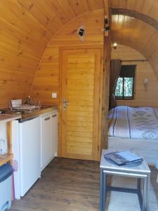 1 dormitorio en una cabaña de madera con 1 cama en Ma cabane au fond du jardin, en Porto Vecchio