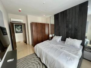 een slaapkamer met een groot bed met een houten hoofdeinde bij Classic 2-bedroom condo in Lagos