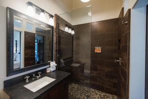 un bagno con lavandino e specchio di Lumeria Maui, Educational Retreat Center a Makawao
