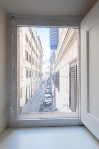 einen Blick aus dem Fenster einer Stadtstraße in der Unterkunft Lupa Luxury Apartment in Rom