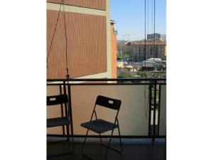 ミラノにあるAppartamento Lanfranco della Pila 61の市街の景色を望むバルコニー(椅子2脚付)