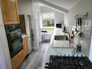 A kitchen or kitchenette at Peaceful Farm Cottage in Menlough near Mountbellew, Ballinasloe, Athlone & Galway