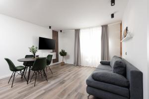 uma sala de estar com um sofá e uma mesa em Aura Exclusive Apartment & Room em Zadar