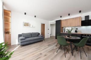 ザダルにあるAura Exclusive Apartment & Roomのリビングルーム(ソファ、テーブル、椅子付)