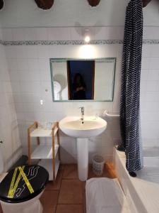 La salle de bains est pourvue d'un lavabo, de toilettes et d'un miroir. dans l'établissement Le Moulin du Temps, à Corbés