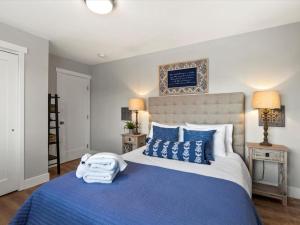 Un dormitorio con una cama azul y blanca con almohadas azules en HOT TUB Amazing Mountain views Newly Remodeled, en Monument