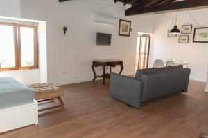 een woonkamer met een bank en een tafel bij Quinta de Sobre a Fonte Charming Apartments in Fontelas