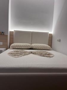 Tempat tidur dalam kamar di Best summer Apartment