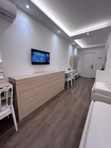 um quarto de hospital com uma recepção e uma televisão na parede em Best summer Apartment em Golem