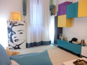 een kinderkamer met een muurschildering van een vrouw bij One bedroom appartement at Calasetta 650 m away from the beach with enclosed garden and wifi in Calasetta
