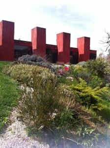 um edifício com contentores vermelhos no topo de um campo em Paco de Pombeiro - Turismo de Habitacao em Felgueiras