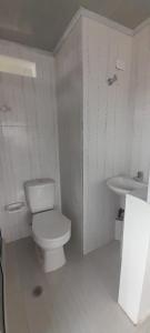 ELVIAJERO HOSTAL في بوبايان: حمام به مرحاض أبيض ومغسلة