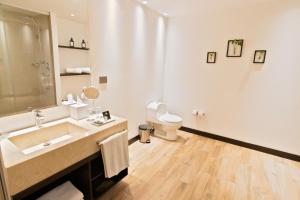 La salle de bains est pourvue d'un lavabo et de toilettes. dans l'établissement Sonesta Hotel Bucaramanga, à Bucaramanga