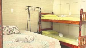 Habitación con 2 literas y 1 cama en Casa da Amizade Pousada, 200 mt do Beto Carrero, en Penha