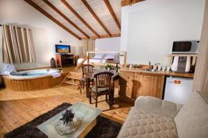 a living room with a kitchen and a bath tub at אתנחתא בירדן in Mishmār Hāyardin