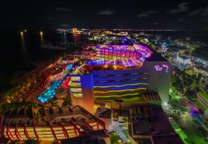 Nespecifikovaný výhled na destinaci Cancún nebo výhled na město při pohledu z rezortu