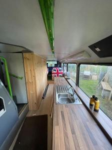 una cabaña con vistas al interior de una cocina en Bus and the lodge With space and views en Bladon