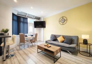 A seating area at Lindsay House - South Manchester Stylish Townhouse With Free Parking