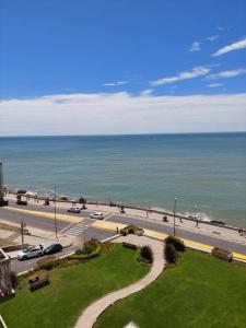 a view of a road with the ocean in the background at Hermoso 2 ambientes en la costa con vista al mar in Mar del Plata
