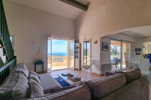 Χώρος καθιστικού στο Villa for 14 people with private pool and Sea view