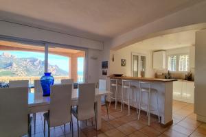 Η κουζίνα ή μικρή κουζίνα στο Villa for 14 people with private pool and Sea view +59 φωτογραφίες