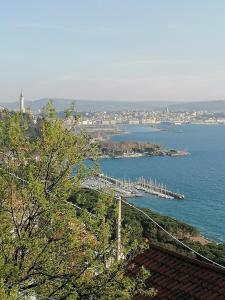 vistas a un puente sobre un cuerpo de agua en Casa Vacanze NATASCIA en Trieste