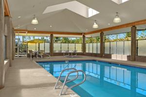 una piscina en una casa en The Hospitality Inn en Port Alberni