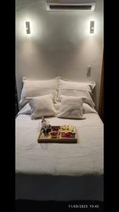 聖瑪爾塔的住宿－Glamping MINKAWAY，床上摆着一盘食物