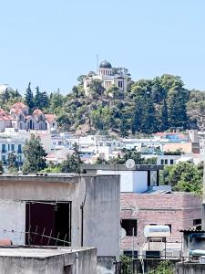 Blick auf eine Stadt vom Dach eines Gebäudes in der Unterkunft Royalty Suites Psyrri in Athen