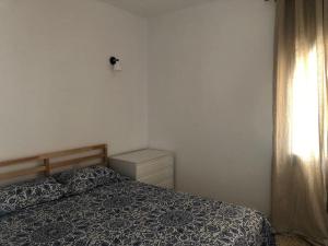 1 dormitorio con cama y ventana en Villa Azul Beach, en Piles