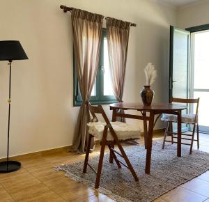 a living room with a table and a table and chairs at Kontos Village House in Kondós