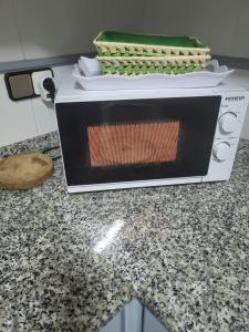 un horno tostador en la parte superior de un mostrador en El Campello, en El Campello