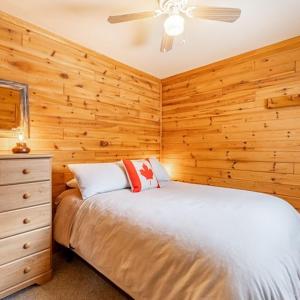 Säng eller sängar i ett rum på Oakview Lodge & Marina