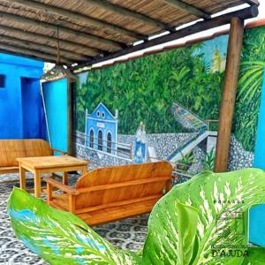 sala de estar con sofá y mural en Pousada Nossa Senhora D'Ajuda, en Arraial d'Ajuda