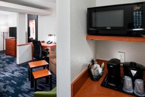 Příslušenství pro přípravu čaje a kávy v ubytování Fairfield Inn & Suites by Marriott Austin Parmer Tech Ridge