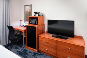 TV a/nebo společenská místnost v ubytování Fairfield Inn & Suites by Marriott Austin Parmer Tech Ridge