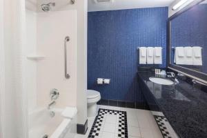 Koupelna v ubytování Fairfield Inn & Suites by Marriott Austin Parmer Tech Ridge