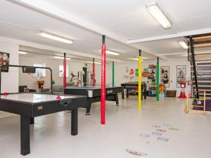 ein großes Zimmer mit Tischtennisplatten in der Unterkunft 8 person holiday home in Henne in Henne