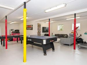 ein Wohnzimmer mit einer Tischtennisplatte in der Unterkunft 8 person holiday home in Henne in Henne