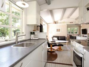 Η κουζίνα ή μικρή κουζίνα στο 5 person holiday home in Vejby-By Traum
